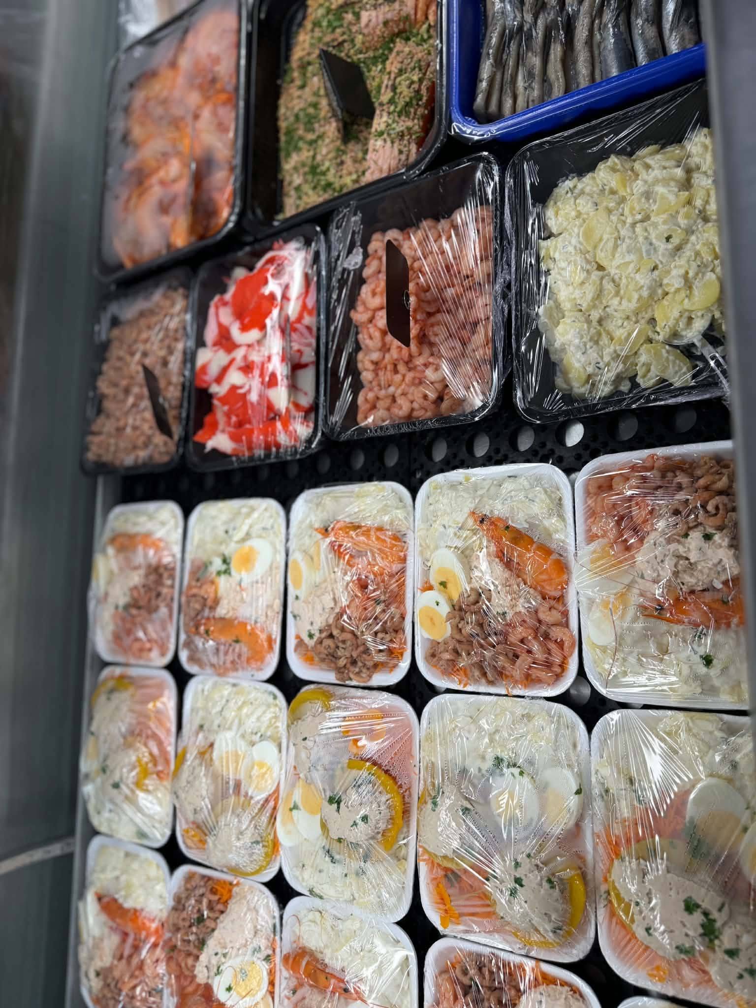 Assortiment de salades et préparations de la mer en vitrine